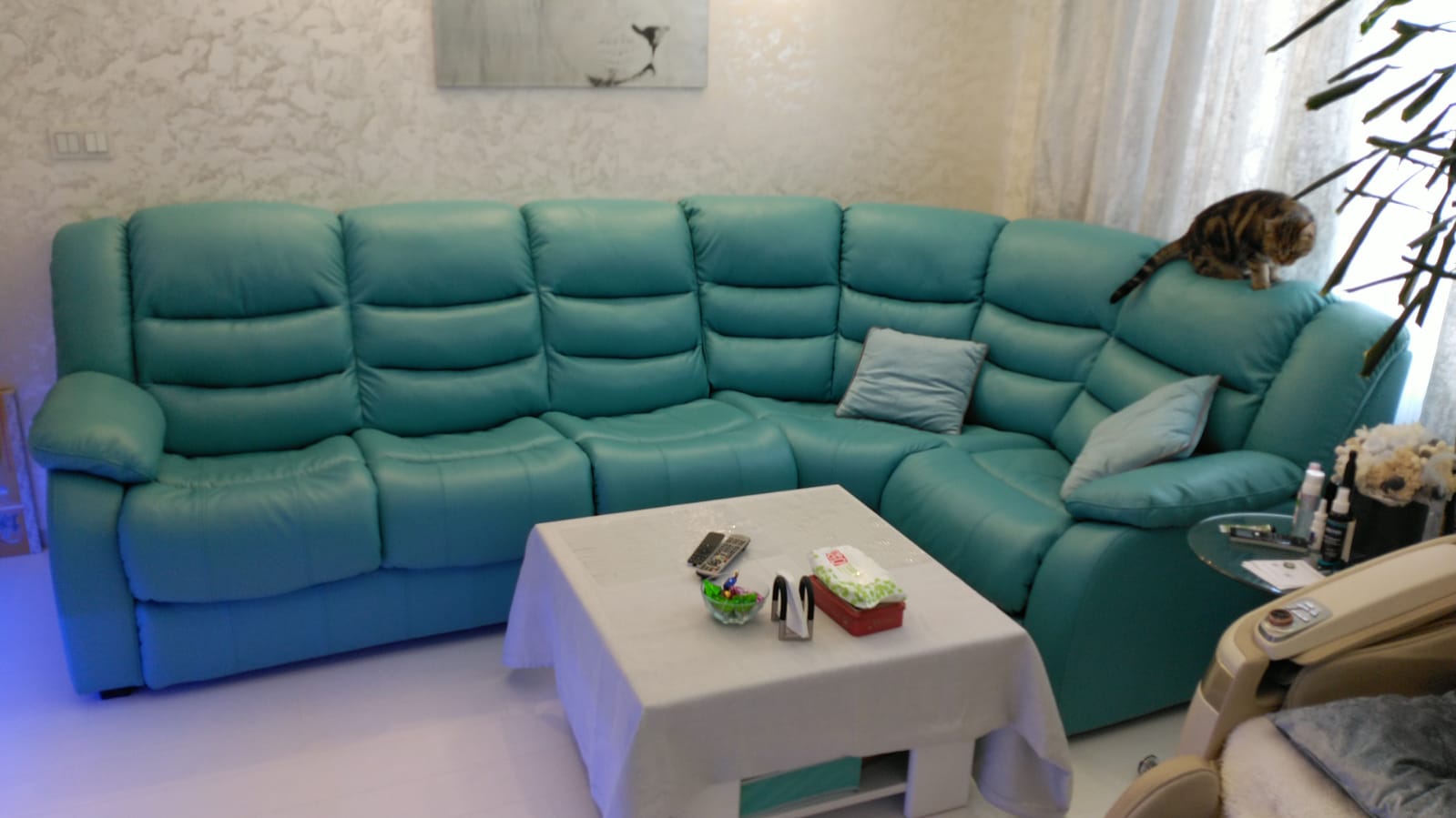 Перетяжка дивана на дому. Строитель