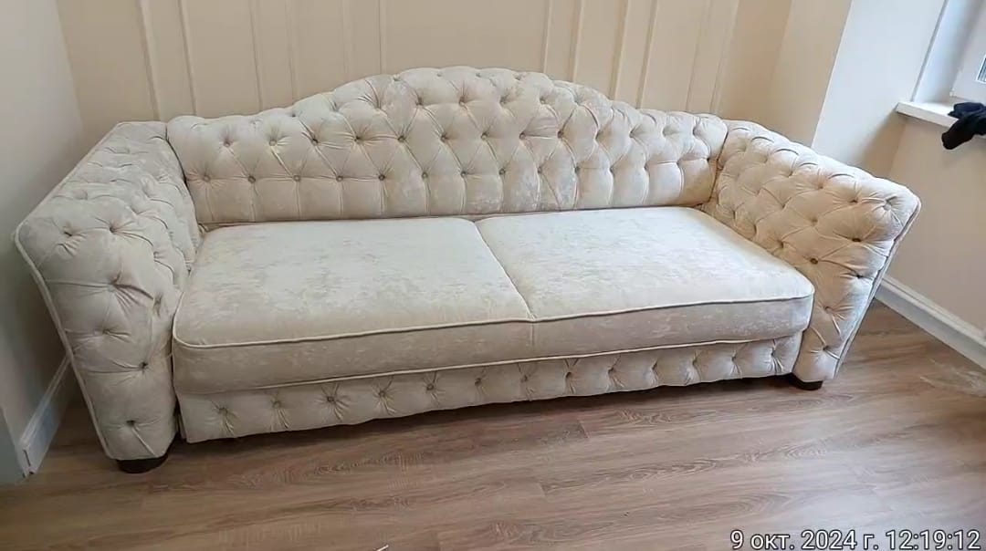 Замена обивки дивана на дому. Строитель