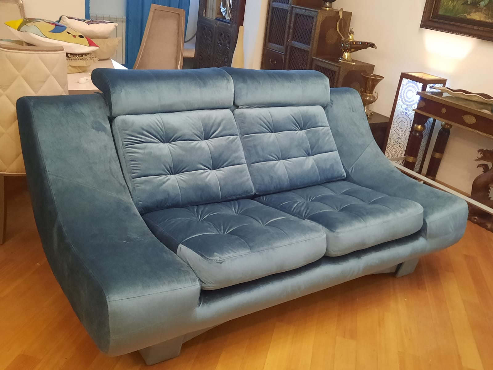 Обивка дивана на дому. Строитель